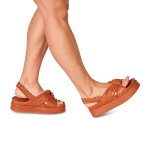 BRAND NEW ✨”Silent D” brand platform sandal!